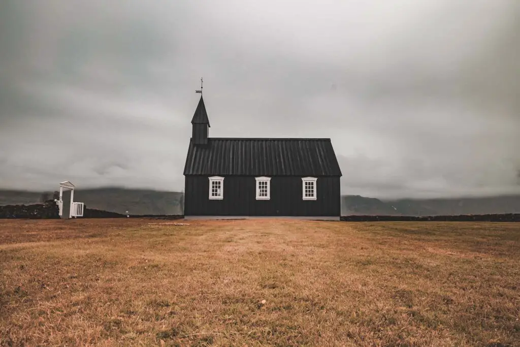 Alles wat je moet weten over het klimaat in IJsland, beste reistijd en daglicht 35 kerk in IJsland