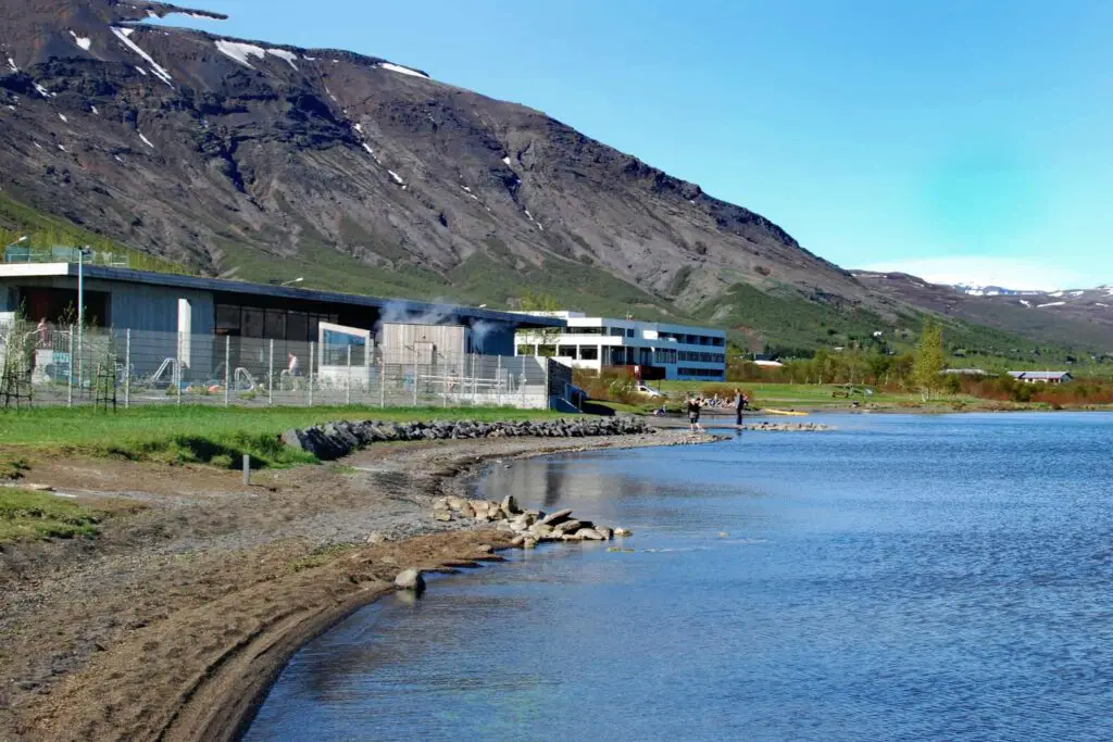 Roadtrip Golden Circle IJsland in 3 dagen - tips 17 Laugarvatn baden in IJsland, een alternatieve stop tijdens het rijden van de golden circle