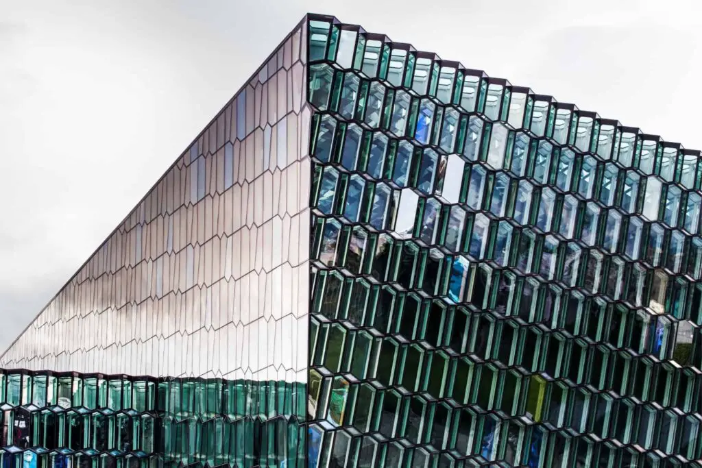 Ontdek de Bezienswaardigheden van Reykjavik: Van Moderne Architectuur tot Historische Schatten! 4 Harpa Concert en Conference hall
