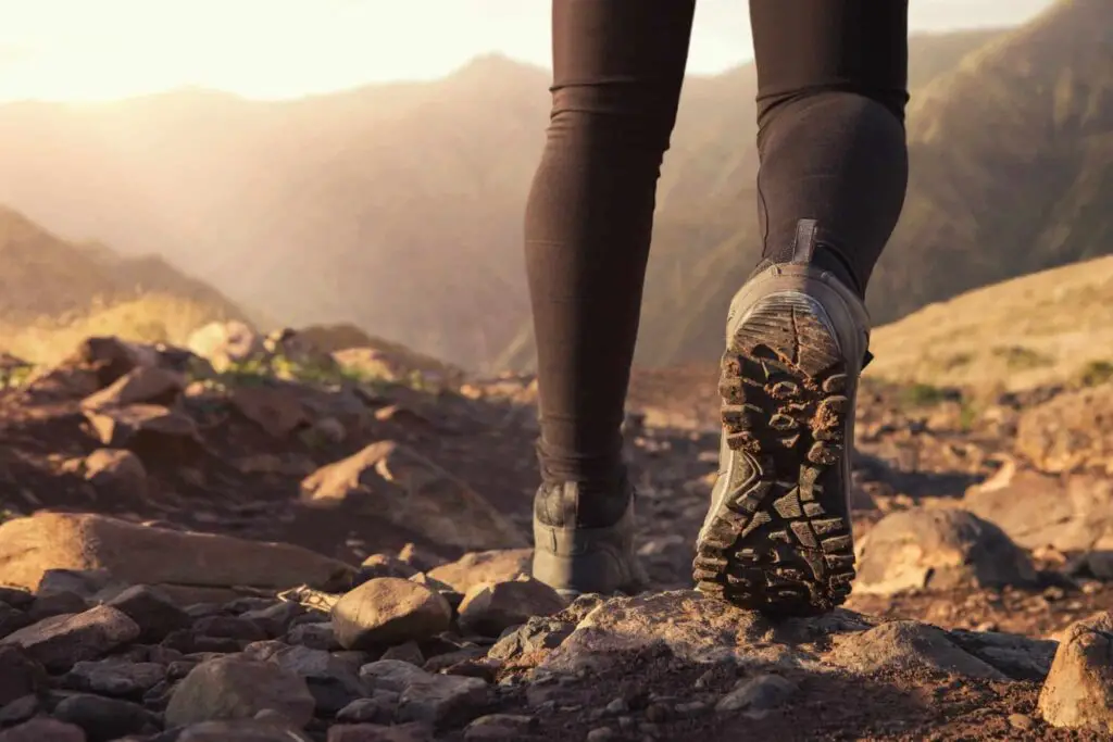 Alles over het kopen van wandelschoenen! 7 Wandelaar met wandelschoenen
