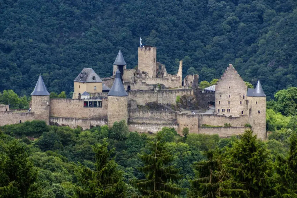 De 15 mooiste kastelen in Luxemburg 6 Kasteel van Bourscheid in Luxemburg