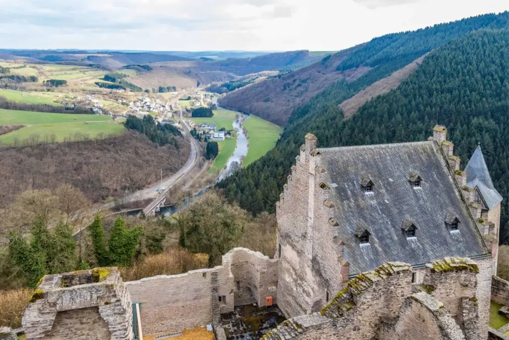 Bezienswaardigheid in Luxemburg, uitzicht van kasteel bourscheid
