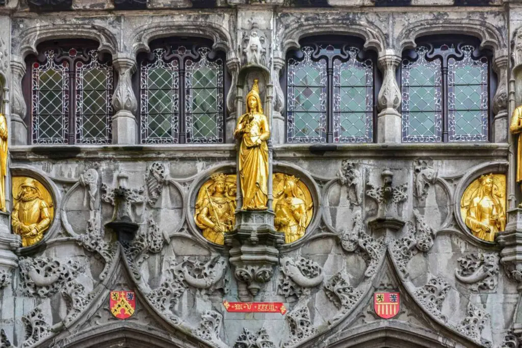 De 13 beste bezienswaardigheden in Brugge 9 Basiliek van het Heilig bloed, brugge