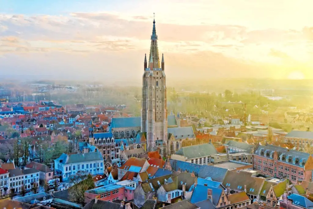 De 13 beste bezienswaardigheden in Brugge 10 Onze-Lieve-Vrouwekerk brugge