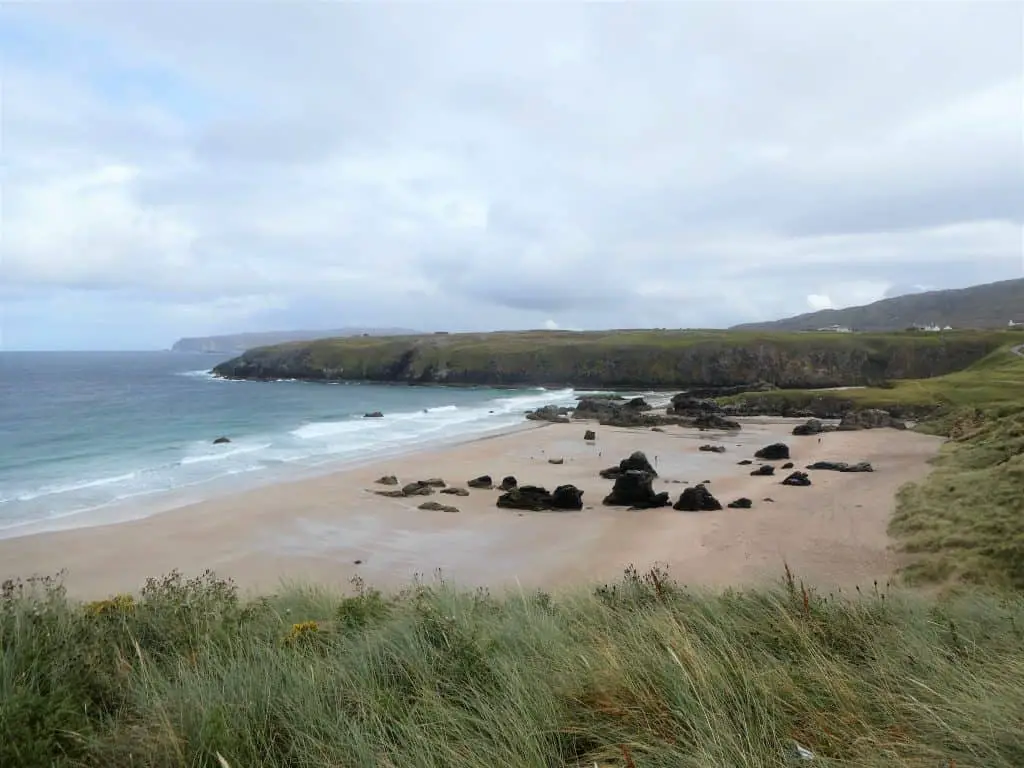NC500 route – de Route 66 van Schotland 12 Strand met rotsen in baai Sango Sands