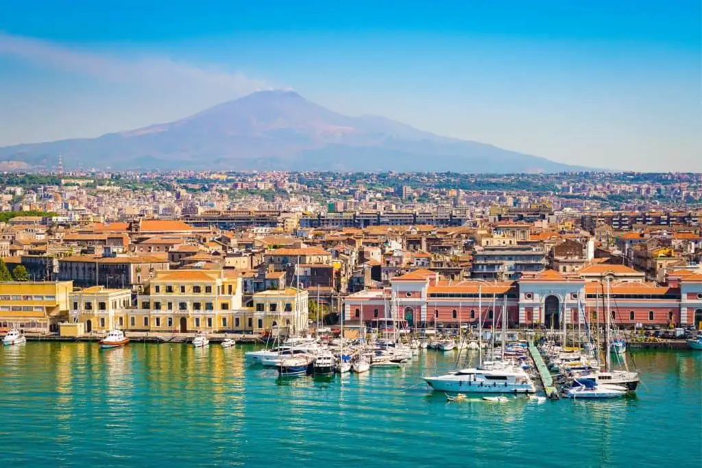 De mooiste bezienswaardigheden van Sicilië! 13 De kust van Catania met op de achtergrond de etna vulkaan