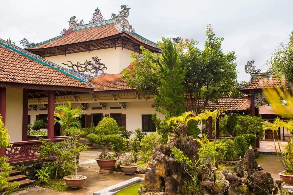 Top 11 bezienswaardigheden van DaLat in Vietnam 16 Linh Son-pagode in dalat Vietnam