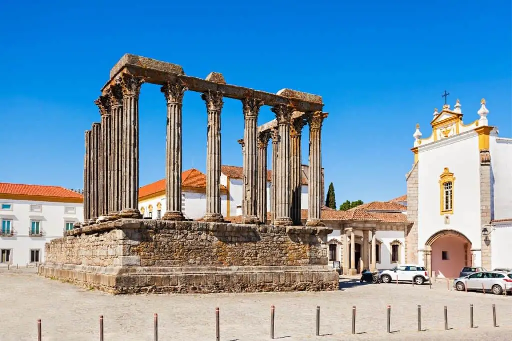 De 17 mooiste plekken van Portugal voor jou op een rijtje gezet! 26 De romeinse tempel gewijd aan diana
