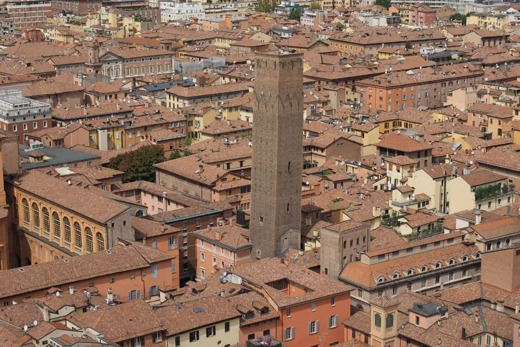 De beste bezienswaardigheden Bologna, Italië! 9 Torre Prendiparte zie je tijdens je stedentrip in Bologne