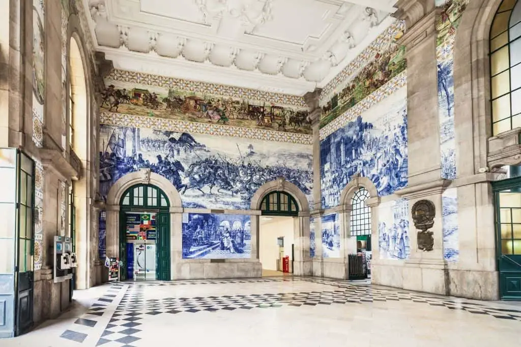 De beste bezienswaardigheden van Porto op een rij! 11 Het treinstation Porto Sao Bento