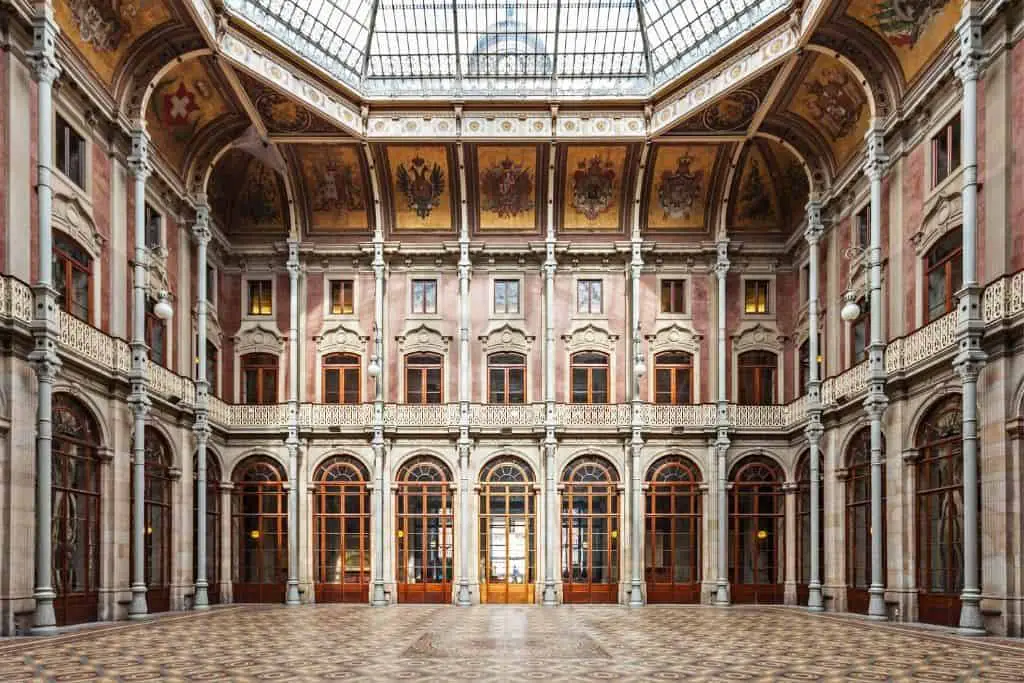 De beste bezienswaardigheden van Porto op een rij! 8 Palácio da Bolsa