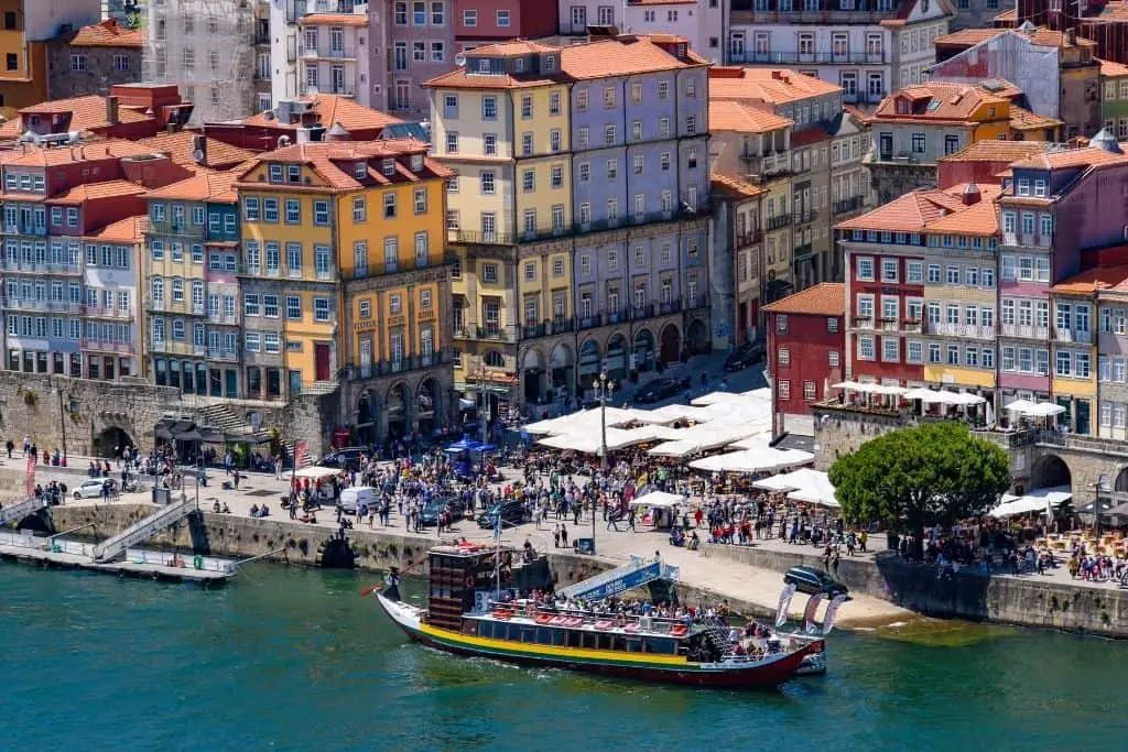 De beste bezienswaardigheden van Porto op een rij! 9 Ribeira Square