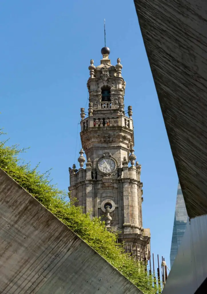 De beste bezienswaardigheden van Porto op een rij! 6 Torre dos Clérigos