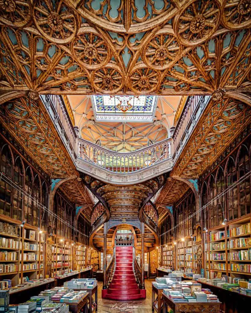 De beste bezienswaardigheden van Porto op een rij! 10 Livraria Lello bezienswaardigheid porto portugal