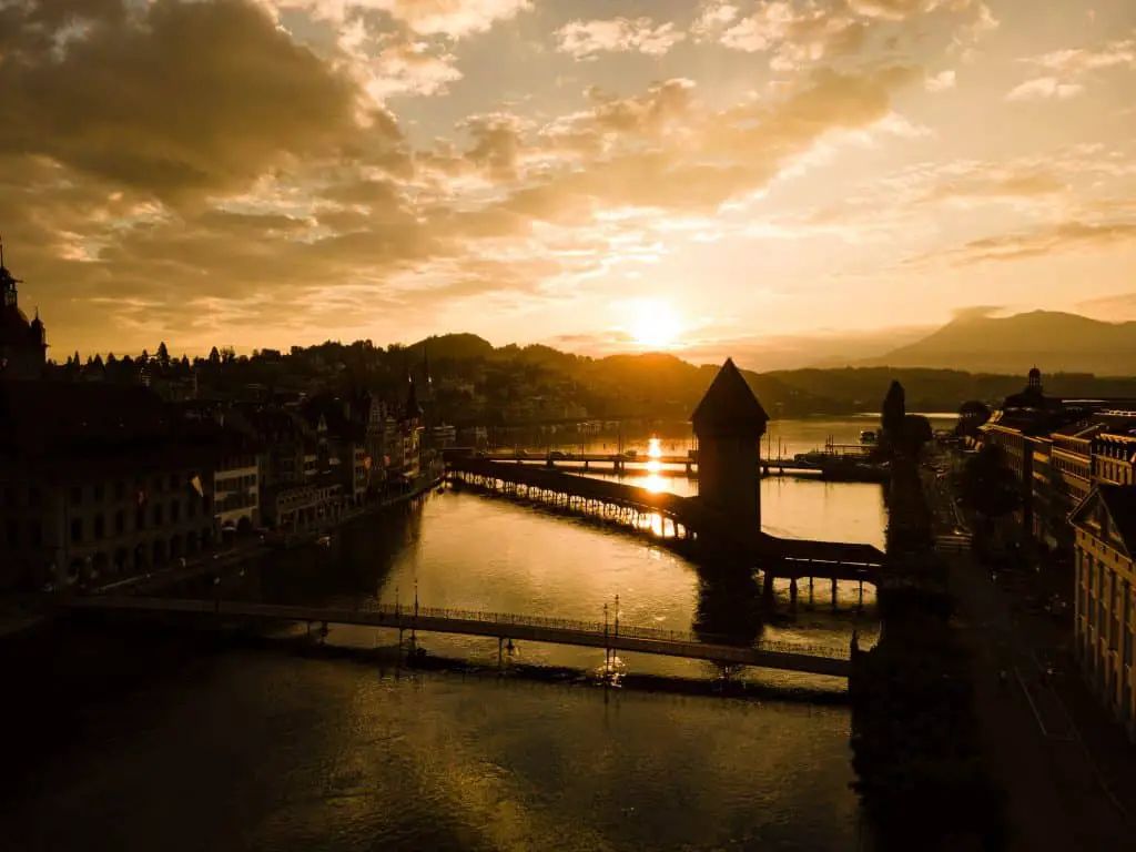 Dagje Luzern - Alle bezienswaardigheden op rij! 8 De verschillende bruggen van luzern bij zonsondergang