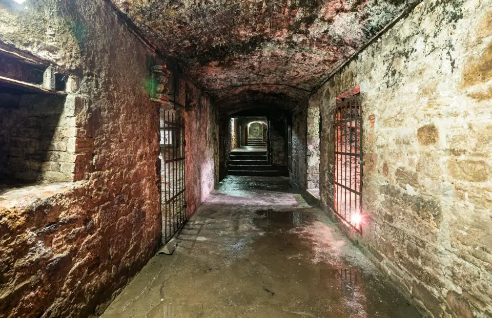 De 26 leukste bezienswaardigheden in Edinburgh 26 Bezoek de edinburgh vaults