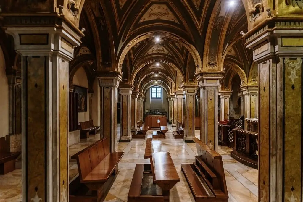 Bari, alle 16 bezienswaardigheden op een rij! 7 te doen in bari, italie: Bezoek de crypte van de bari kathedraal
