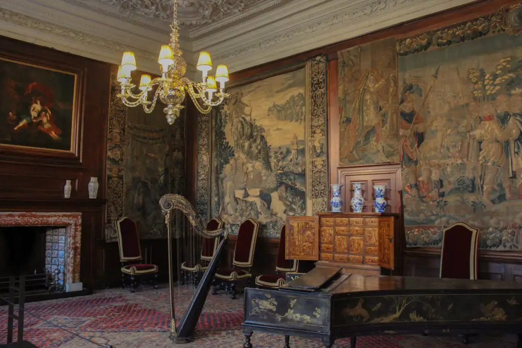 De 26 leukste bezienswaardigheden in Edinburgh 5 Holyrood Palace, een niet te missen bezienswaardigheid in Edinburgh