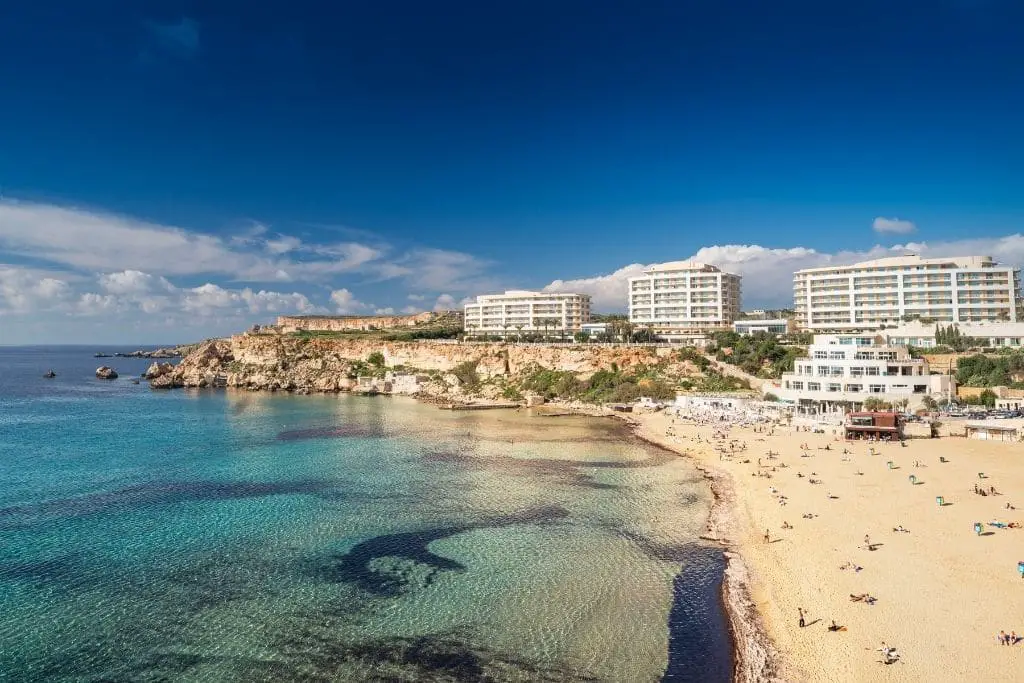 13x de mooiste stranden op Malta! 5 Golden bay, een van de stranden van malta
